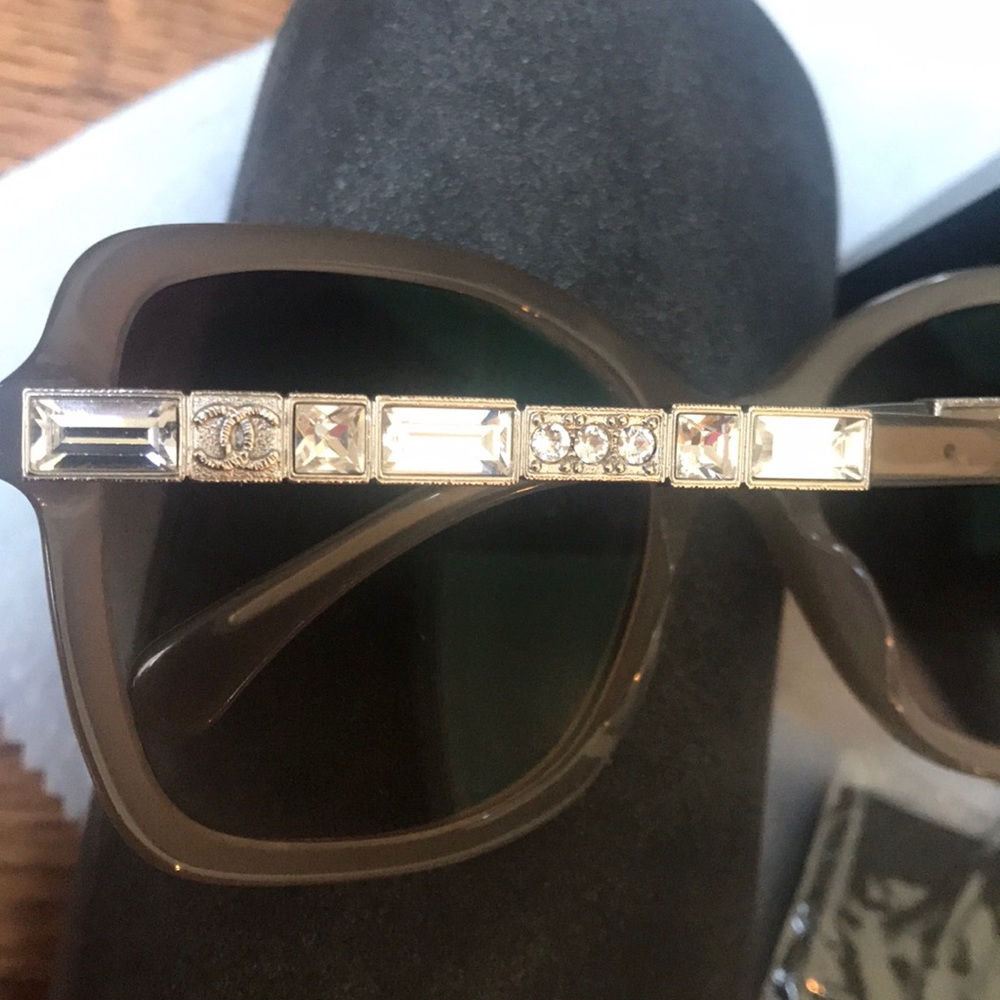 New in the Box Chanel Singlasses with Rhinestones - Picture 5 of 8